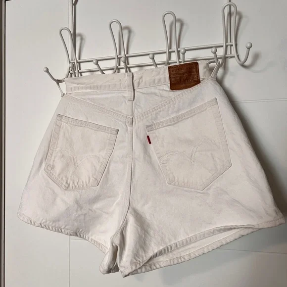 Levi’s High Rise Loose Shorts - Picture 6 of 16